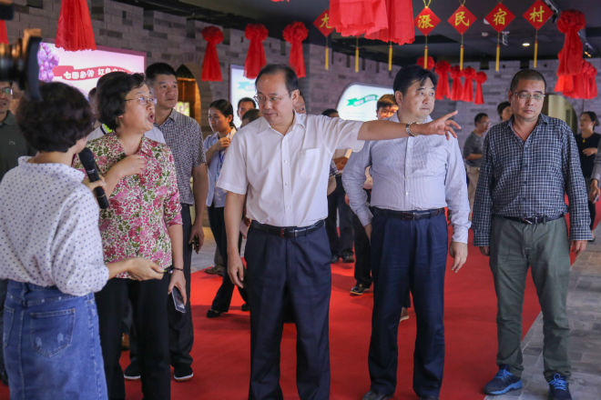 全国供销社理事会主任诸葛彩华莅临mansion88明升集团（浙东）电商产业园调研